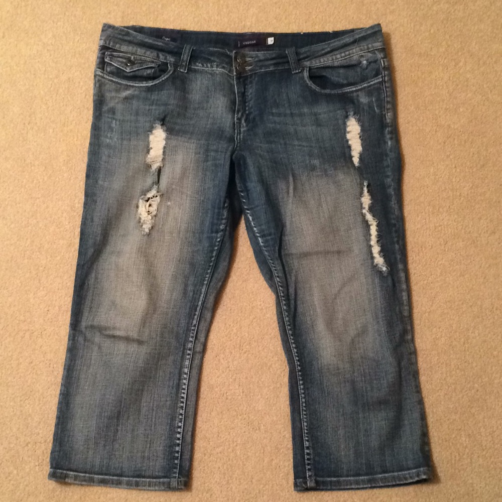 Vigoss Destroyed Capri Jeans